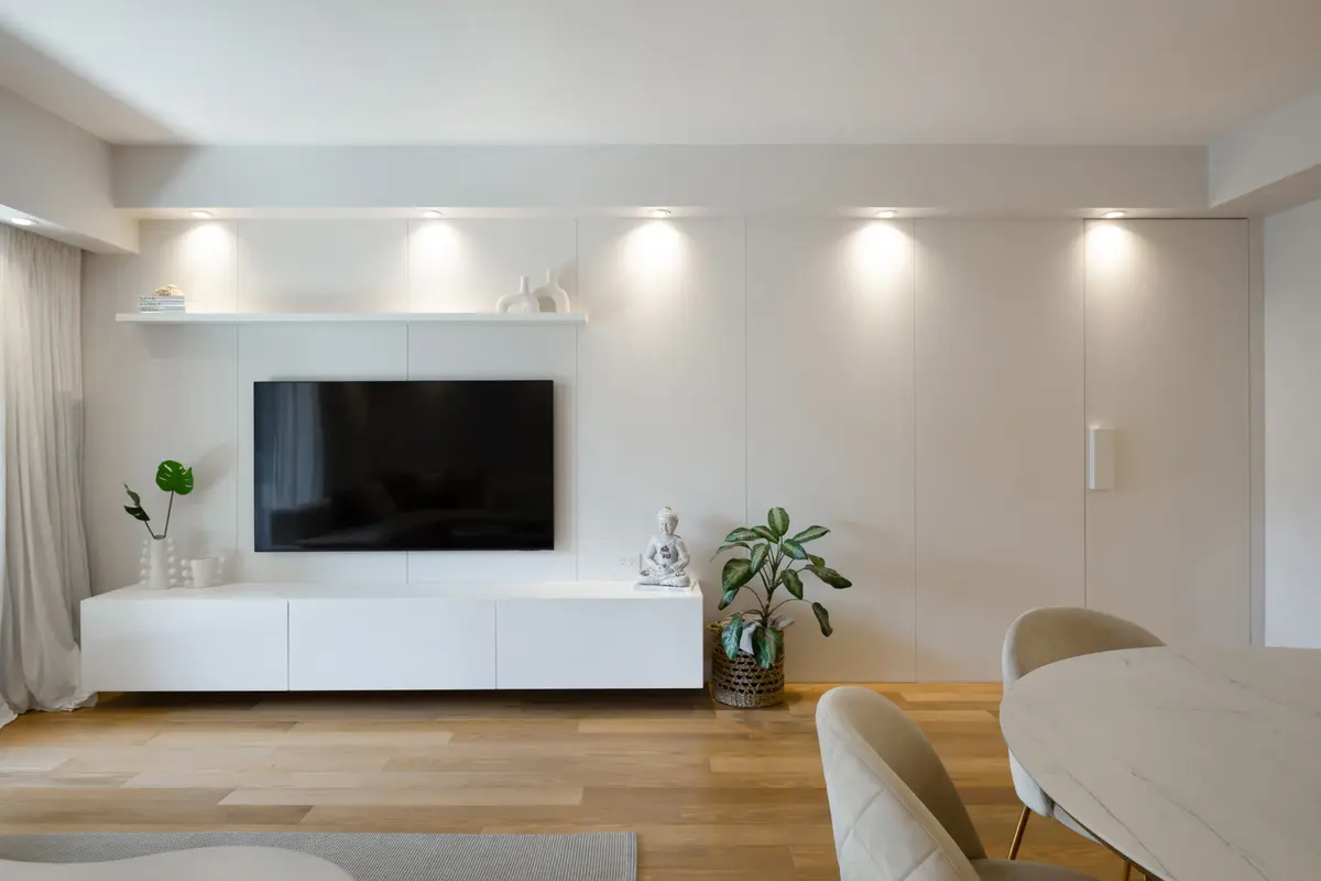 Sala de estar moderna e minimalista com móvel branco flutuante e iluminação indireta — projeto Depto Velvet, por Ayelen Mayer Arquitectura, em Buenos Aires